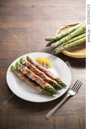 グリーンアスパラガスのベーコン巻き 103304223