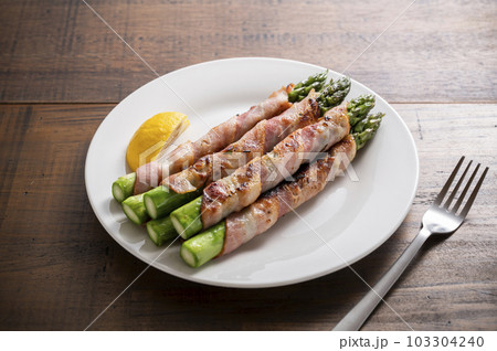 グリーンアスパラガスのベーコン巻き グリーンアスパラガスのベーコン巻き 103304240