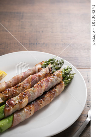 グリーンアスパラガスのベーコン巻き 103304241