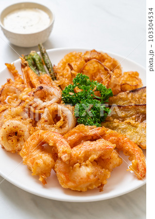 deep fried seafood (shrimps and squid) with mix vegetable deep fried seafood (shrimps and squid) with mix vegetable 103304534