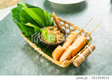 pomelo salad with grilled salmon 103304618