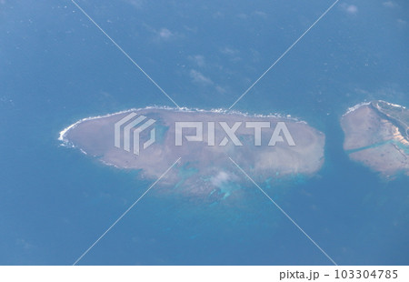 大潮の干潮時における宮古島 東平安名崎とパナリ干瀬 大潮の干潮時における宮古島 東平安名崎とパナリ干瀬 103304785