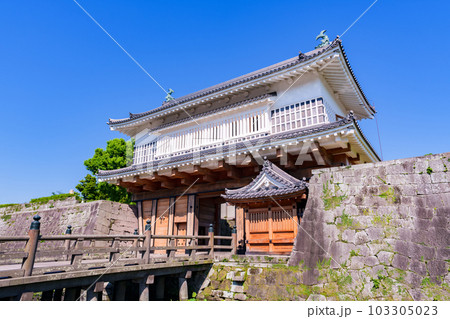 鶴丸城 (鹿児島城) の 御楼門 が 復元【 鹿児島 の 風景 】*被写体の敷地外である公道から撮影 鶴丸城 (鹿児島城) の 御楼門 が 復元【 鹿児島 の 風景 】*被写体の敷地外である公道から撮影 103305023