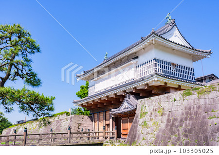 鶴丸城 （鹿児島城） の 御楼門 が 復元【 鹿児島 の 風景 】＊被写体の敷地外である公道から撮影 103305025
