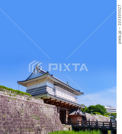 鶴丸城 (鹿児島城) の 御楼門 が 復元【 鹿児島 の 風景 】*被写体の敷地外である公道から撮影 鶴丸城 (鹿児島城) の 御楼門 が 復元【 鹿児島 の 風景 】*被写体の敷地外である公道から撮影 103305027