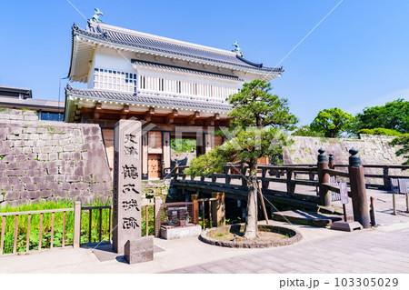 鶴丸城 (鹿児島城) の 御楼門 が 復元【 鹿児島 の 風景 】*被写体の敷地外である公道から撮影 鶴丸城 (鹿児島城) の 御楼門 が 復元【 鹿児島 の 風景 】*被写体の敷地外である公道から撮影 103305029