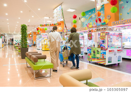5月・ゲームセンターのUFOキャッチャーと家族 5月・ゲームセンターのUFOキャッチャーと家族 103305097