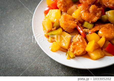 Stir-fried sweet and sour with fried shrimp 103305202