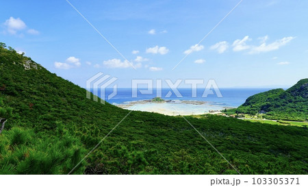 沖縄県伊是名島のチジン山から見た風景 沖縄県伊是名島のチジン山から見た風景 103305371