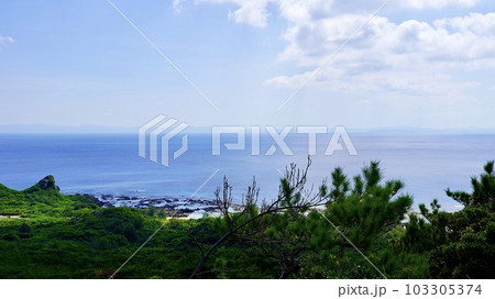 沖縄県伊是名島のチジン山から見た風景 沖縄県伊是名島のチジン山から見た風景 103305374