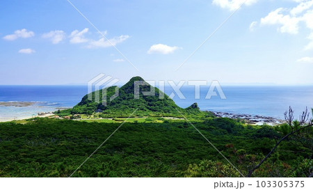 沖縄県伊是名島のチジン山から見た風景 沖縄県伊是名島のチジン山から見た風景 103305375