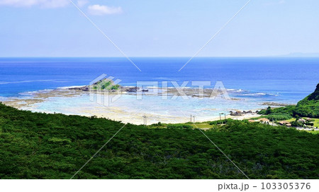 沖縄県伊是名島のチジン山から見た風景 103305376
