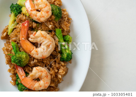 fried rice with broccoli and shrimps 103305401