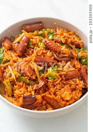 Stir-fried squid or octopus with Korean spicy sauce rice bowl 103305409