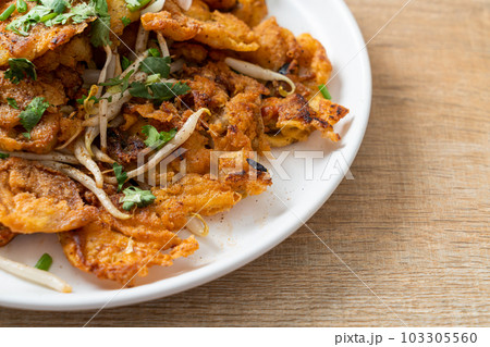 Crispy fried mussel pancake with egg 103305560
