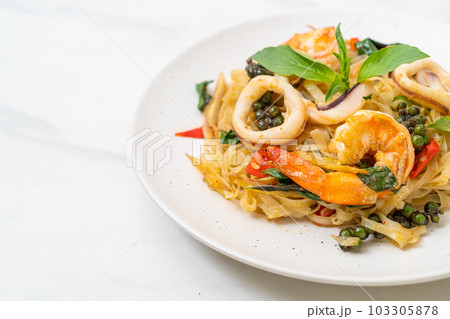 stir fried spicy noodles with sea food 103305878