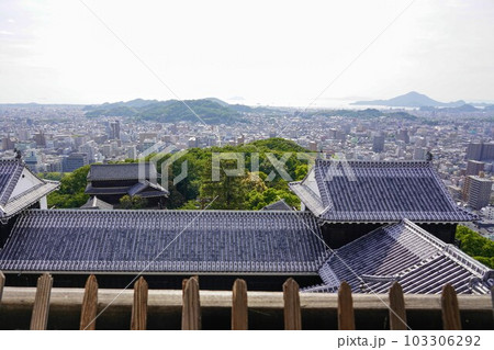 松山城天守から眺める新緑の松山市内360度 103306292