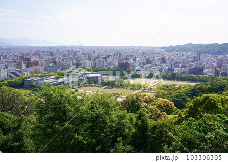 松山城天守から眺める新緑の松山市内360度 103306305