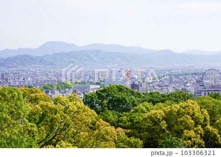 松山城天守から眺める新緑の松山市内360度 103306321