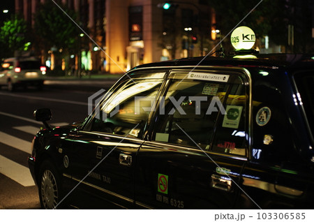 夜の銀座を行くタクシー 夜の銀座を行くタクシー 103306585