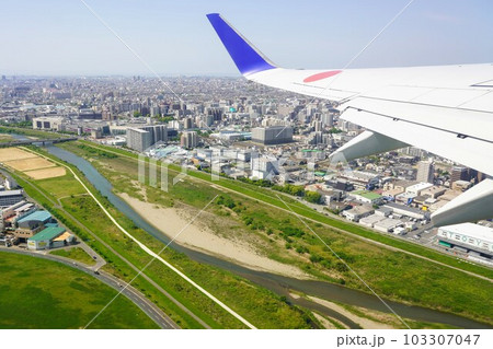 伊丹空港を離陸した機内から見た伊丹市内 103307047