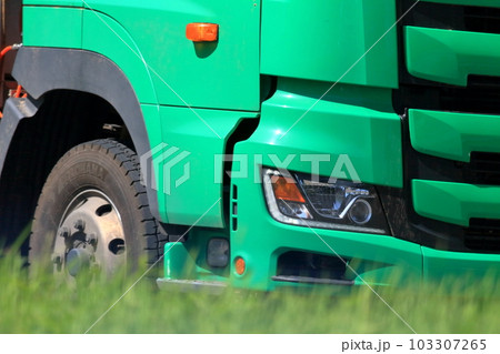 大型トラックのヘッドライト 103307265