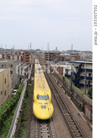 東海道新幹線・日吉トンネル付近を走るドクターイエロー 103307502