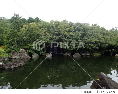 兵庫県姫路市の姫路公園(姫路城)内にある池泉回遊式の9つの庭園群である日本庭園である好古園 兵庫県姫路市の姫路公園(姫路城)内にある池泉回遊式の9つの庭園群である日本庭園である好古園 103307649