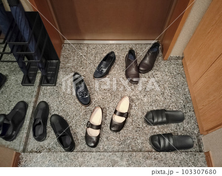 靴が散らかった玄関 103307680