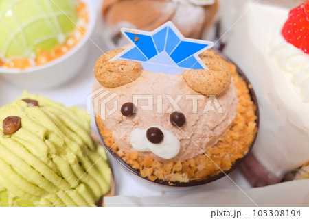 熊をかたどったカップケーキ 熊をかたどったカップケーキ 103308194