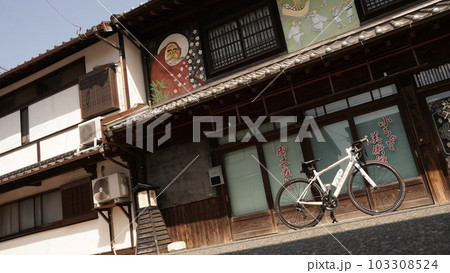 ロードバイクと日本の古い街並み 103308524