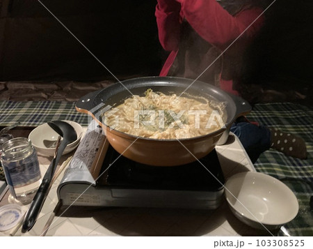 キャンプ飯の締めはラーメン 103308525