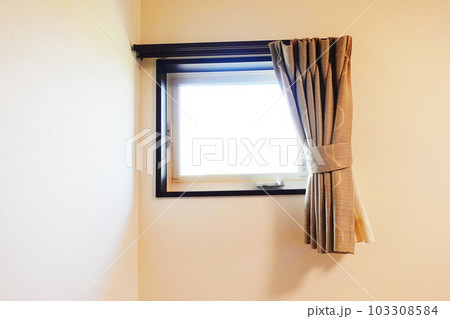 片開き窓とカーテンの写真素材 [103308584] - PIXTA
