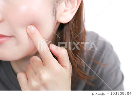 肌のハリ　スキンケアイメージ 103309304