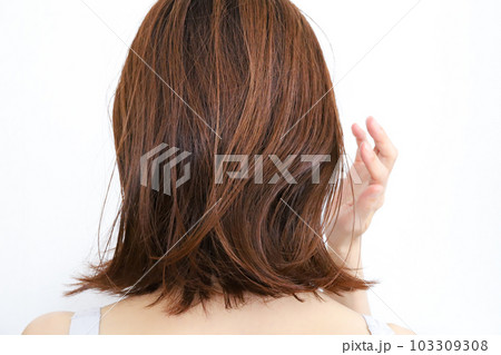 髪の毛を触る女性の後ろ姿 103309308