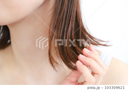 女性の髪の毛　毛先 103309621