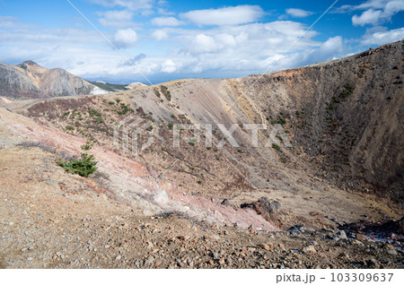 吾妻小富士火口付近の登山道 吾妻小富士火口付近の登山道 103309637