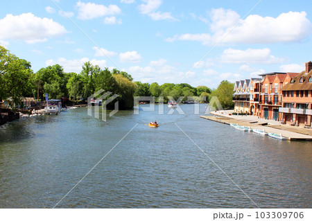 テムズ川とボート 103309706