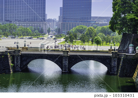 皇居　二重橋　（正門石橋） 103310431