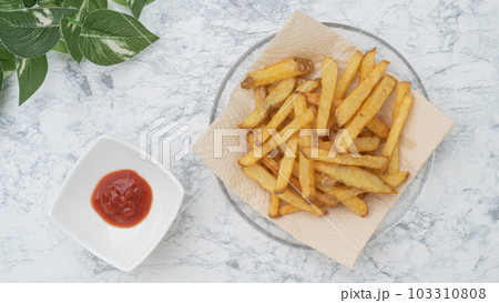 フライドポテト 103310808