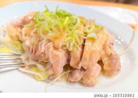 蒸し鶏のネギ油ソース 蒸し鶏のネギ油ソース 103310861