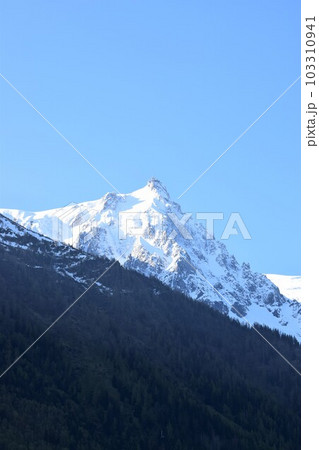 シャモニーの街から望むモンブラン 103310941