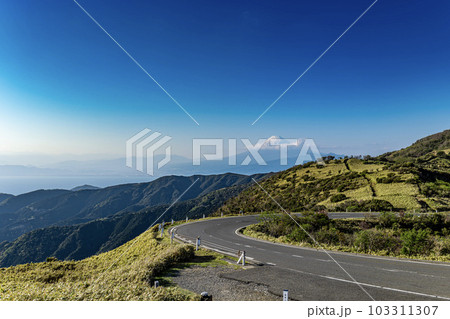 静岡県の西伊豆スカイラインから絶景の富士山を望む 静岡県の西伊豆スカイラインから絶景の富士山を望む 103311307