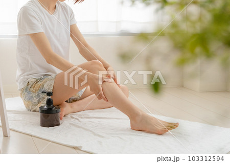 自宅でセルフマッサージをする女性 103312594