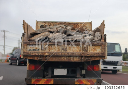 コンクリートガラを運搬中のトラック 103312686