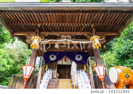 大阪府高槻市の磐手杜神社　本殿 103312895
