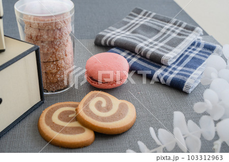 父の日 ハンカチとクッキーの贈り物 父の日 ハンカチとクッキーの贈り物 103312963