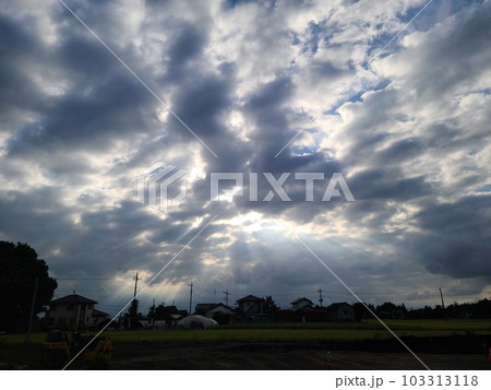 神々しい田舎の空 103313118