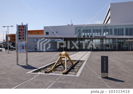 日本最北端の駅・線路　稚内駅正面 103313418