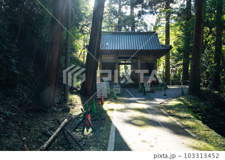 【中国三十三観音霊場】第二十五番 鰐淵寺 秋の日の参道と仁王門2 島根県出雲市 【中国三十三観音霊場】第二十五番 鰐淵寺 秋の日の参道と仁王門2 島根県出雲市 103313452